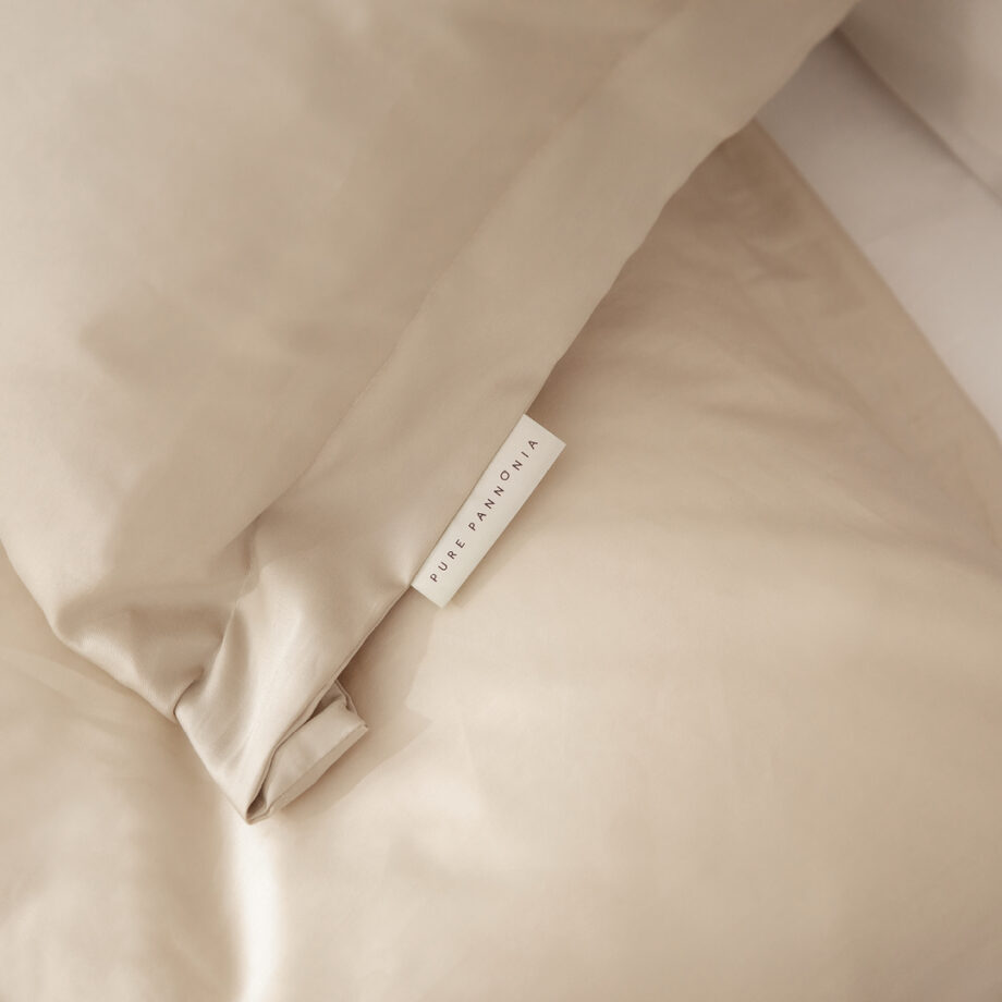 Kvalitetna posteljnina je sešita iz bombaža saten v bež barvi.